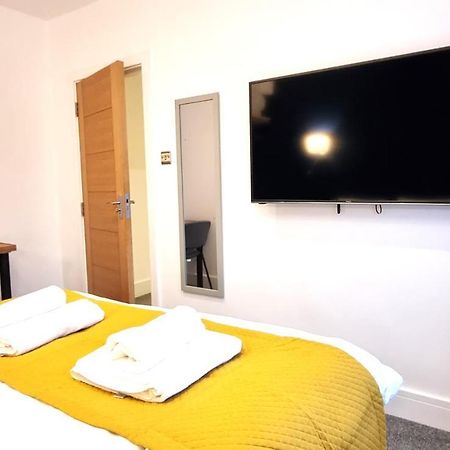 Spacious 6 Bedroom House, 4 Bathrooms, Central, 2 Parking Spaces Swindon Exterior foto