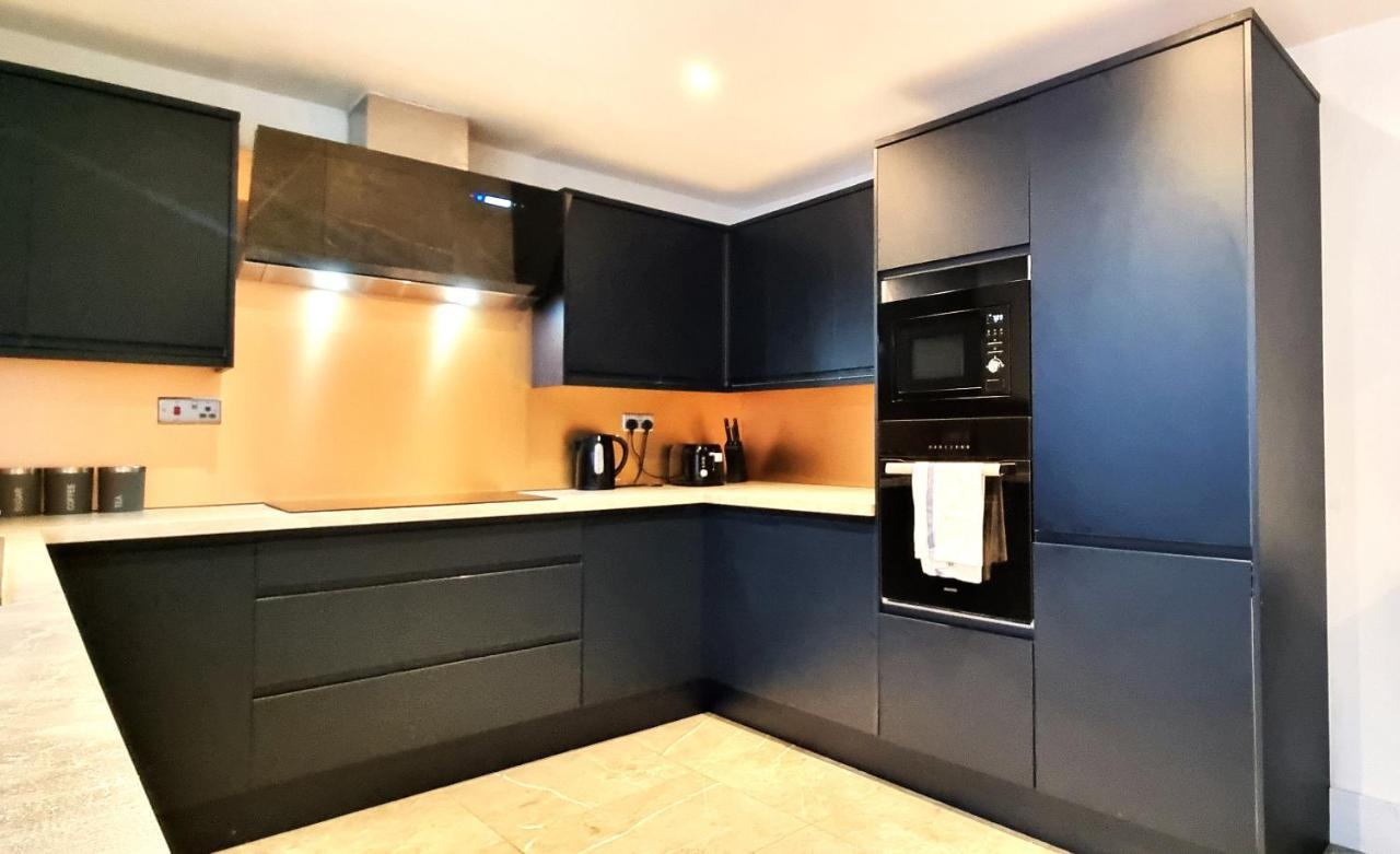 Spacious 6 Bedroom House, 4 Bathrooms, Central, 2 Parking Spaces Swindon Exterior foto